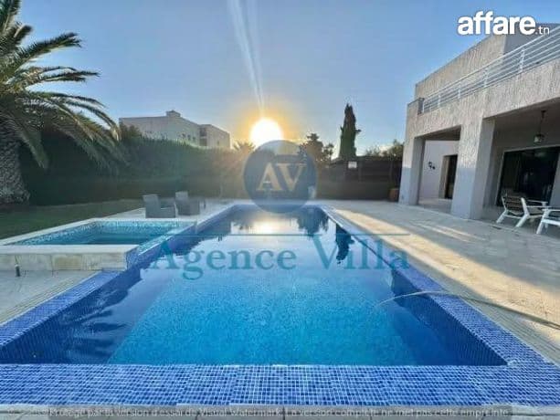 Superbe villa meublée sur trois niveaux avec piscine à gamma