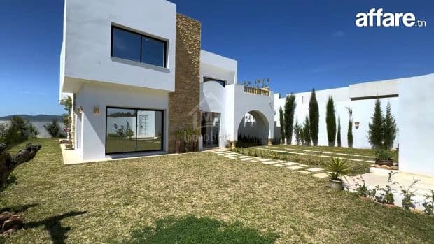 Villa S+4 toute neuve avec grand jardin à vendre à Hammamet 