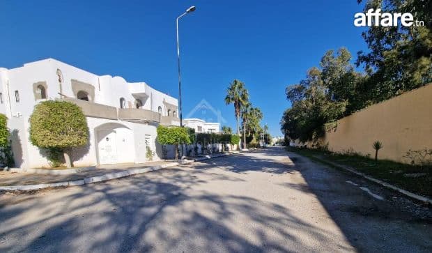 Villa S+4 avec jardin et piscine à vendre à Yamine Hammamet 