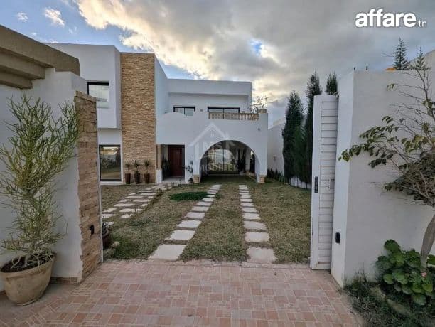 Villa S+4 toute neuve avec grand jardin à vendre à Hammamet 