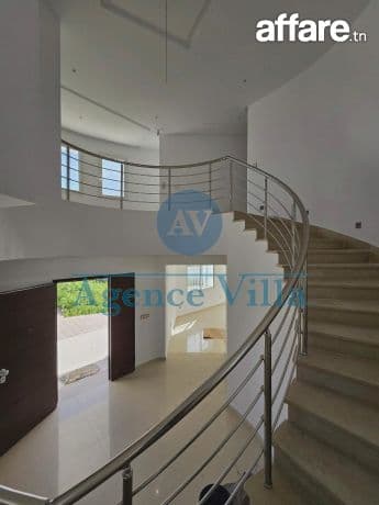 Une villa s5 avec piscine à la soukra