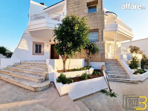 A louer à Ennasr  une villa  sur deux niveaux 