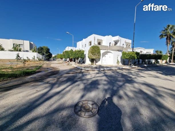 Villa S+4 avec jardin et piscine à vendre à Yamine Hammamet