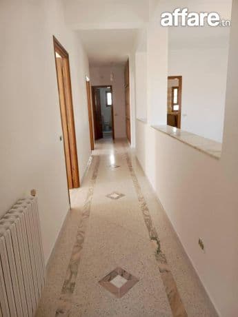 🏠 Ennasr 𝟐 ; 𝐚̀ LOUER ETAGE de  VILLA 𝐒+4 bien situé 🏠