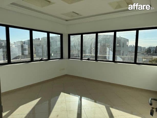 Très joli immeuble administratifs au lac 2