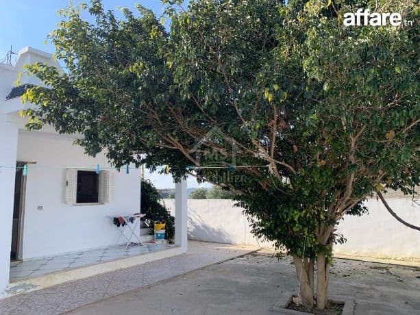 Spacieuse maison S+2 avec jardin à Hammamet Sud à vendre