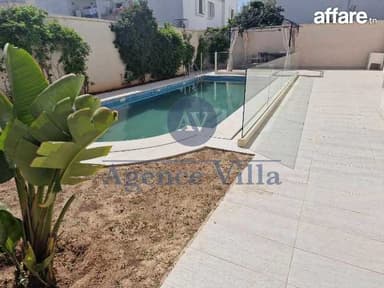 une villa s+4 avec piscine à la marsa