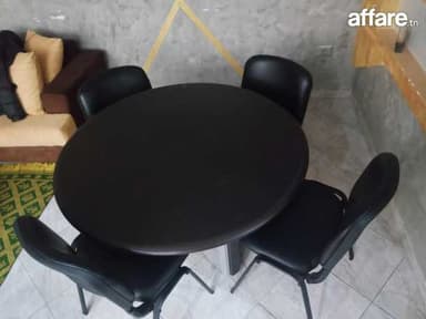 Table de réunion avec chaises