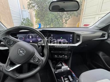 Femme cède sa Mokka proche du neuf