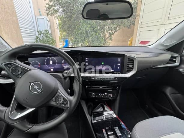 Femme cède sa Mokka proche du neuf