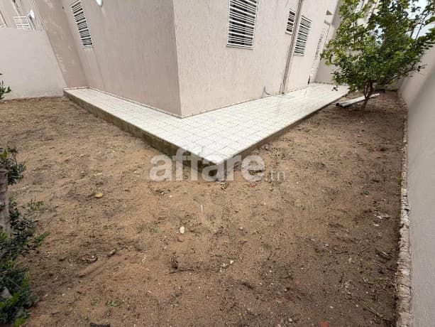 ENNKHILETE - ARIANA:  APPARTEMENT S+3 NEUF  AVEC JARDIN A LO