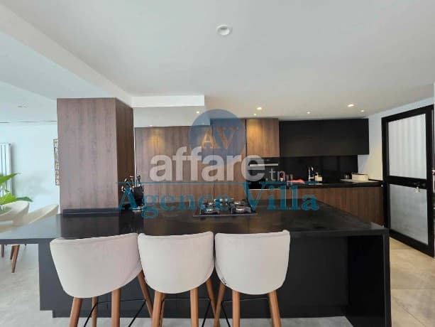 un triplex haut standing avec piscine suspendue