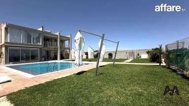 Villa S+5  pied dans l'eau avec piscine  à bni khiar Plage