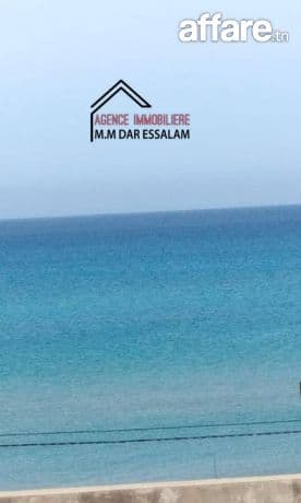 maison avec deux étages près de la mer