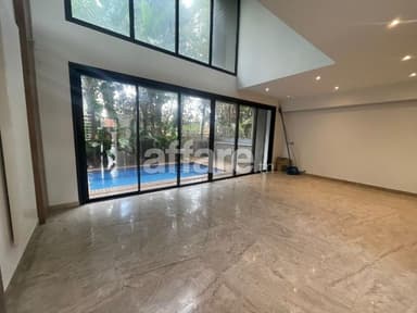 A vendre un luxieux triplex S+4 à la soukra