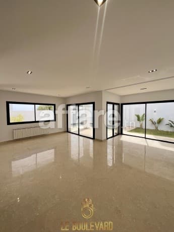 A Vendre Villa Triplex S+4 avec Piscine à Hammamet Nord