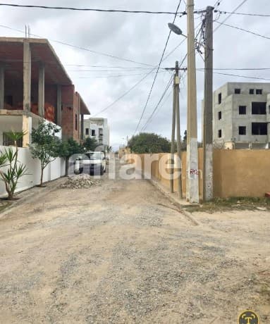 Terrain clôturé dans un quartier résidentiel