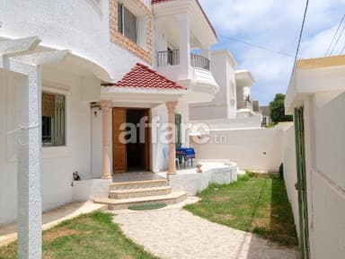 Une villa avec un étage à Cité Riadh 1