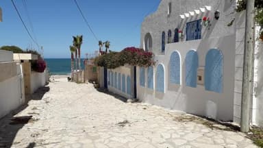 Maison au bord de mer Chatt Meriem, rez-de-jardin S+1