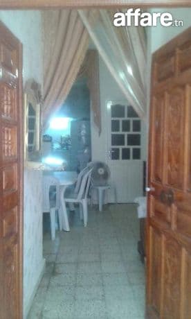 منزل ذو طابقين + محلّ تجاري للبيع