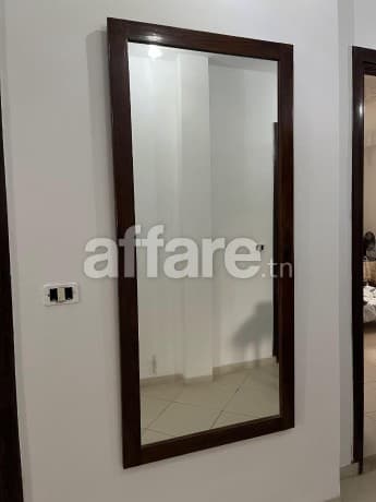 Miroir mural avec cadre en bois foncé