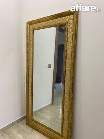 Grand miroir décoratif avec cadre doré 