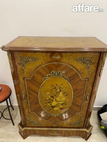 Meuble ancien en bois marqueté avec ornements en bronze – Ra