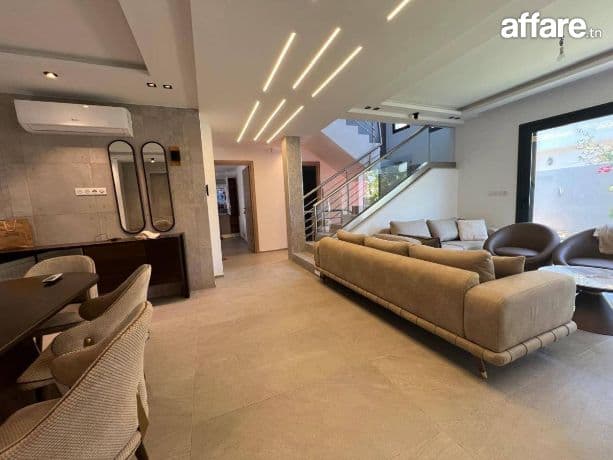 à louer à la soukra villa avec piscine 