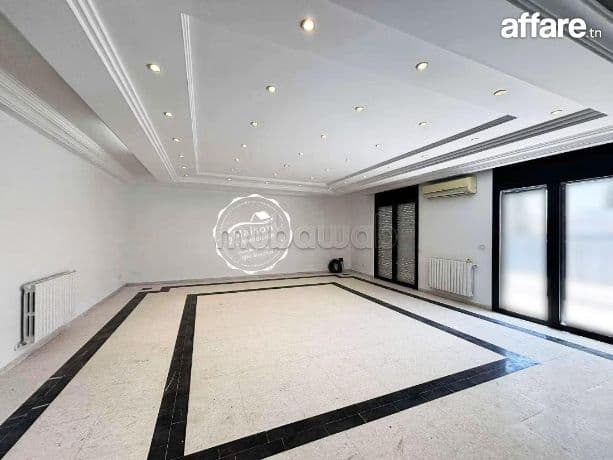 A louer un plateau indépendant 400m² 7pieces au Lac 1