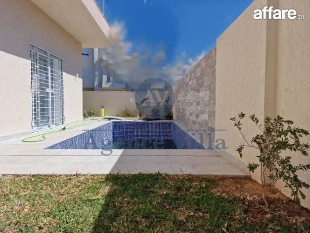 une grande villa à la soukra avec piscine et jardin 