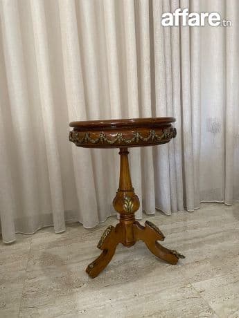 Table d’appoint ancienne en bois sculpté – Décorations dorée