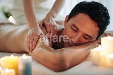 Jeune Masseur À domicile