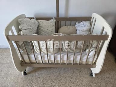 Lit bébé avec matelas et coussins