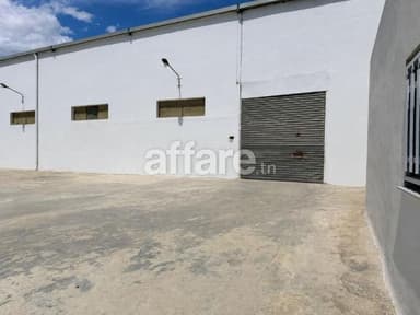 Dépôt industriel de 1250 m² avec administration et grande co