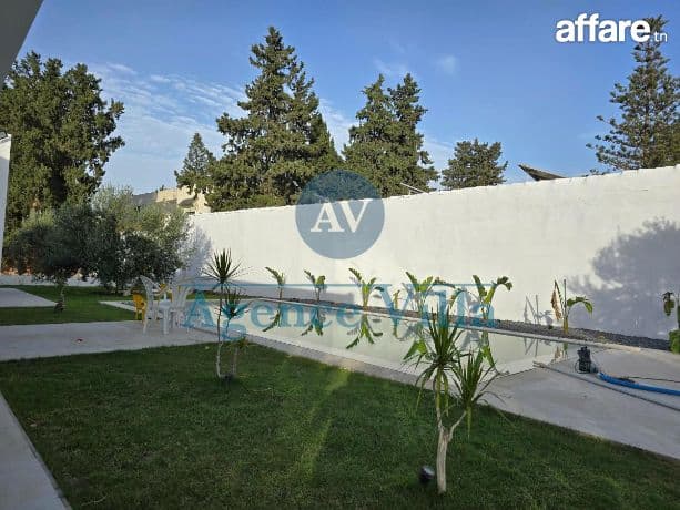 une villa s4 avec jardin et piscine à la soukra 
