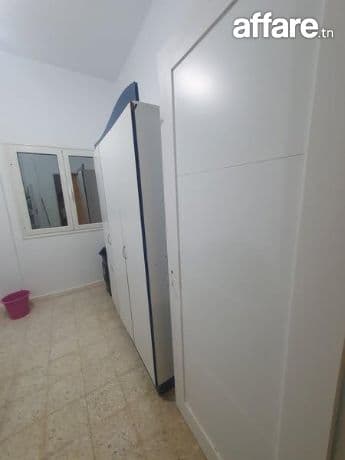 etage de villa S+3 semi meublé situé Manar 1 côté qlinique