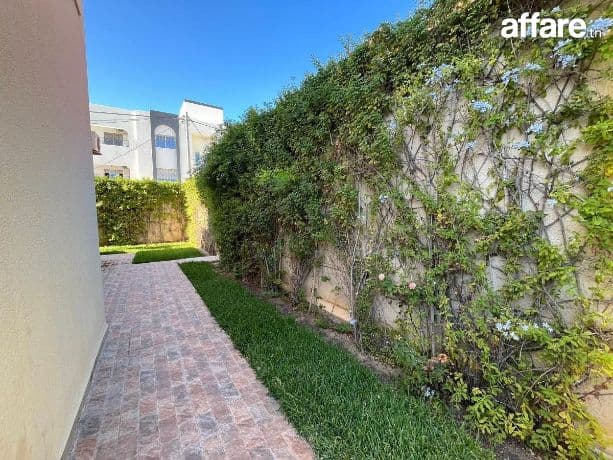 RIADH EL ANDALOUS:   VILLA S+5 À VENDRE