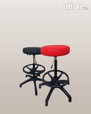 Tabouret assis debout