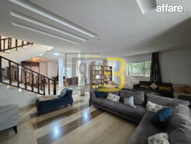 A vendre Villa S+5 sur deux niveaux situé à cité El Fouez