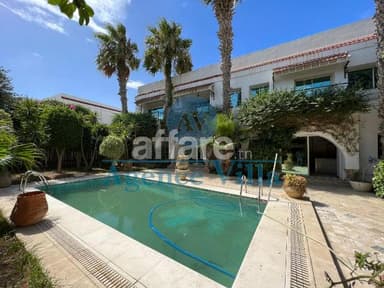 A louer une villa avec piscine à la Soukra