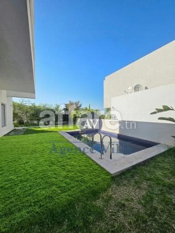A louer duplex S+4 avec piscine et vue sur mer à Gammarth
