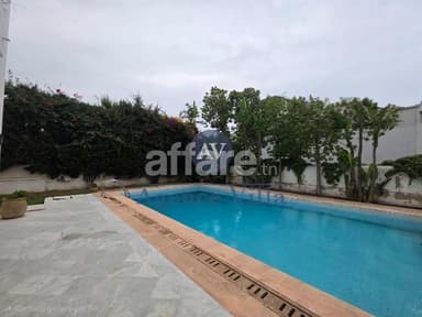 A louer une via s+5 avec piscine à Gammarth