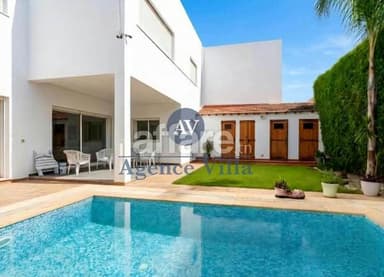 A louer une villa s+5 avec piscine à la Soukra