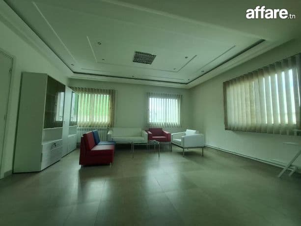 Bureau meublé 5 pièces 200 m² au 1er étage à la Zone Industr