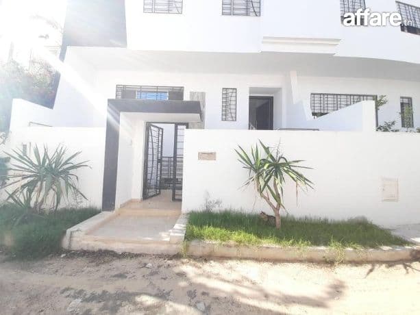 A vendre une villa en S+4 à Hammamet centre 