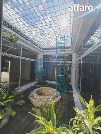 une grande villa avec piscine à la soukra 