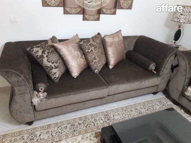 Salon contemporain avec table basse gratuite