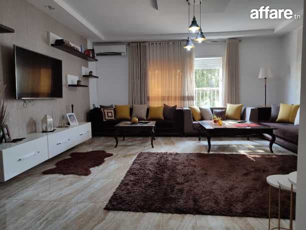 superbe immeuble érigé sur trois niveaux 