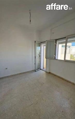 Location S1 vide à El Menzah 1