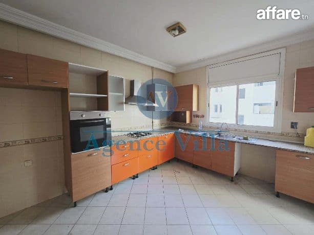 Appartement S+4 au premier étage à la marsa 